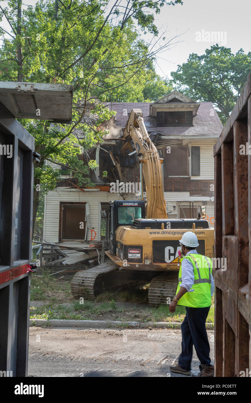 Detroit, Michigan - Arbeitnehmer ein verlassenes Haus demolieren. Die Unterkunft wird für eine neue Stadt Park verwendet werden. Stockfoto