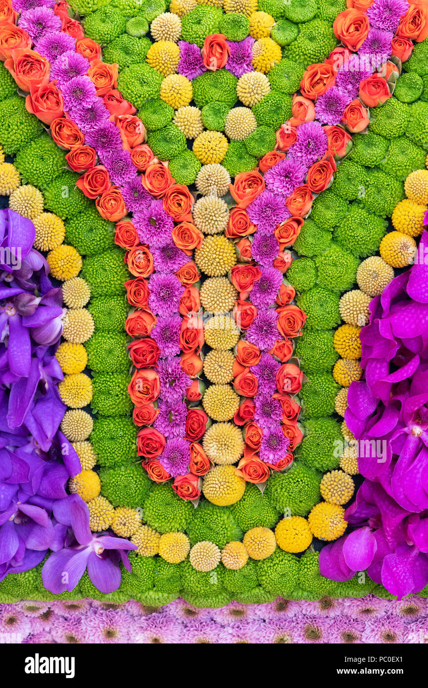 Indisch beeinflusste Blumenarrangement im RHS Tatton Park Flower Show 2018. Cheshire, England Stockfoto