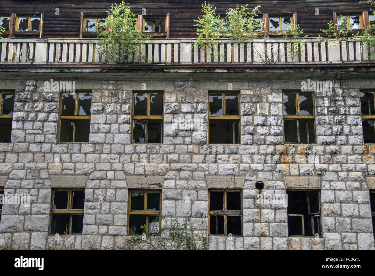 TARA Nationalpark, Western Serbien, Juli 2018 - Verlassenen und verfallenden Hotel Tara von 1935 Stockfoto