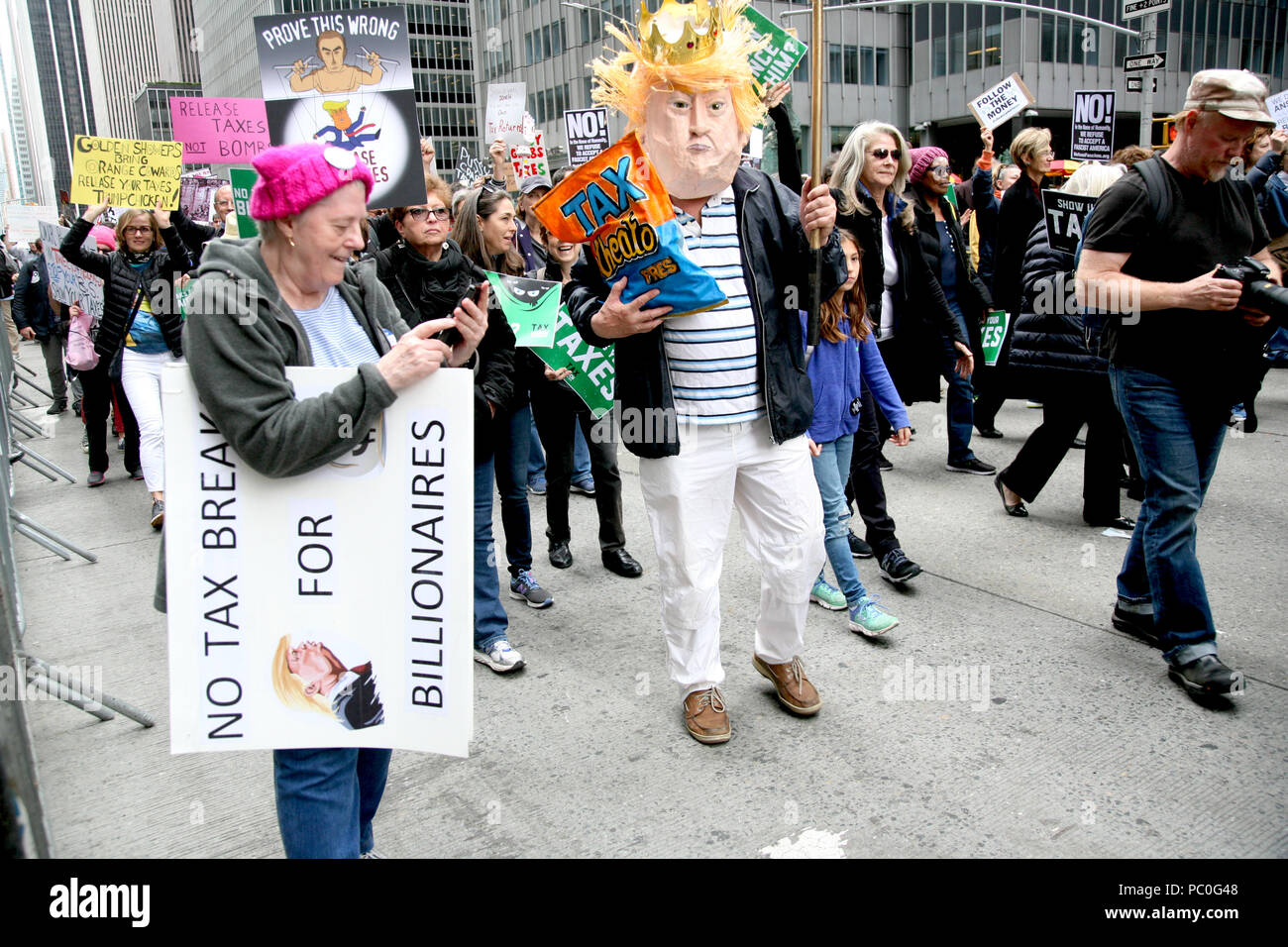 New York, NY, USA. 30. Jul, 2018. Bekannt als der Trumpf Marionette Performer, New York Schauspieler und Aktivist Elliot Krone und sein Sidekick Marni Halasa werden können Stockfoto