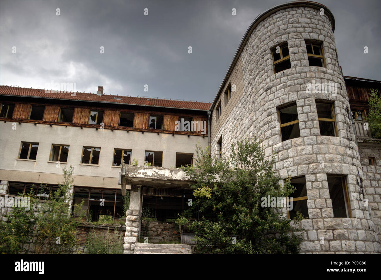 TARA Nationalpark, Western Serbien, Juli 2018 - Verlassenen und verfallenden Hotel Tara von 1935 Stockfoto
