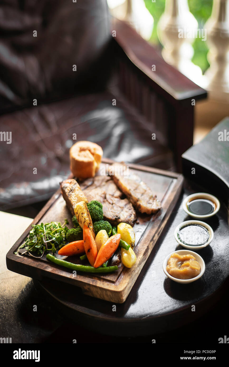 Gourmet Sonntag Roastbeef traditionelle britische Gerichte auf alten hölzernen pub Tabelle einstellen Stockfoto