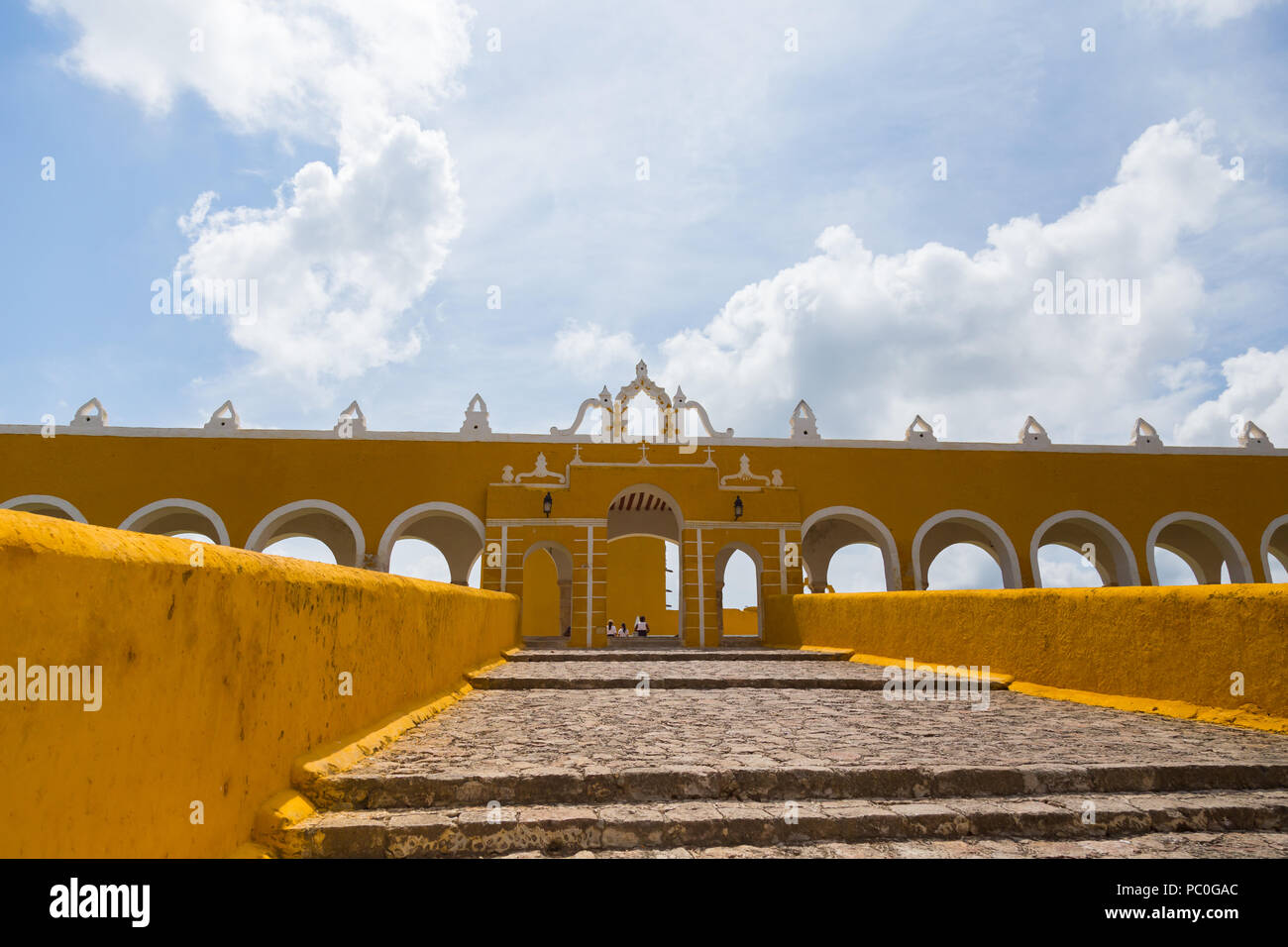 Haupteingang des San Antonio de Padua Kloster in 'magischen Stadt Izamal Halbinsel Yucatan Mexiko. Stockfoto