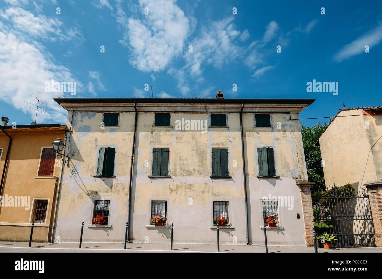 Ganz normale italienische ländliche Gebäude Stockfoto