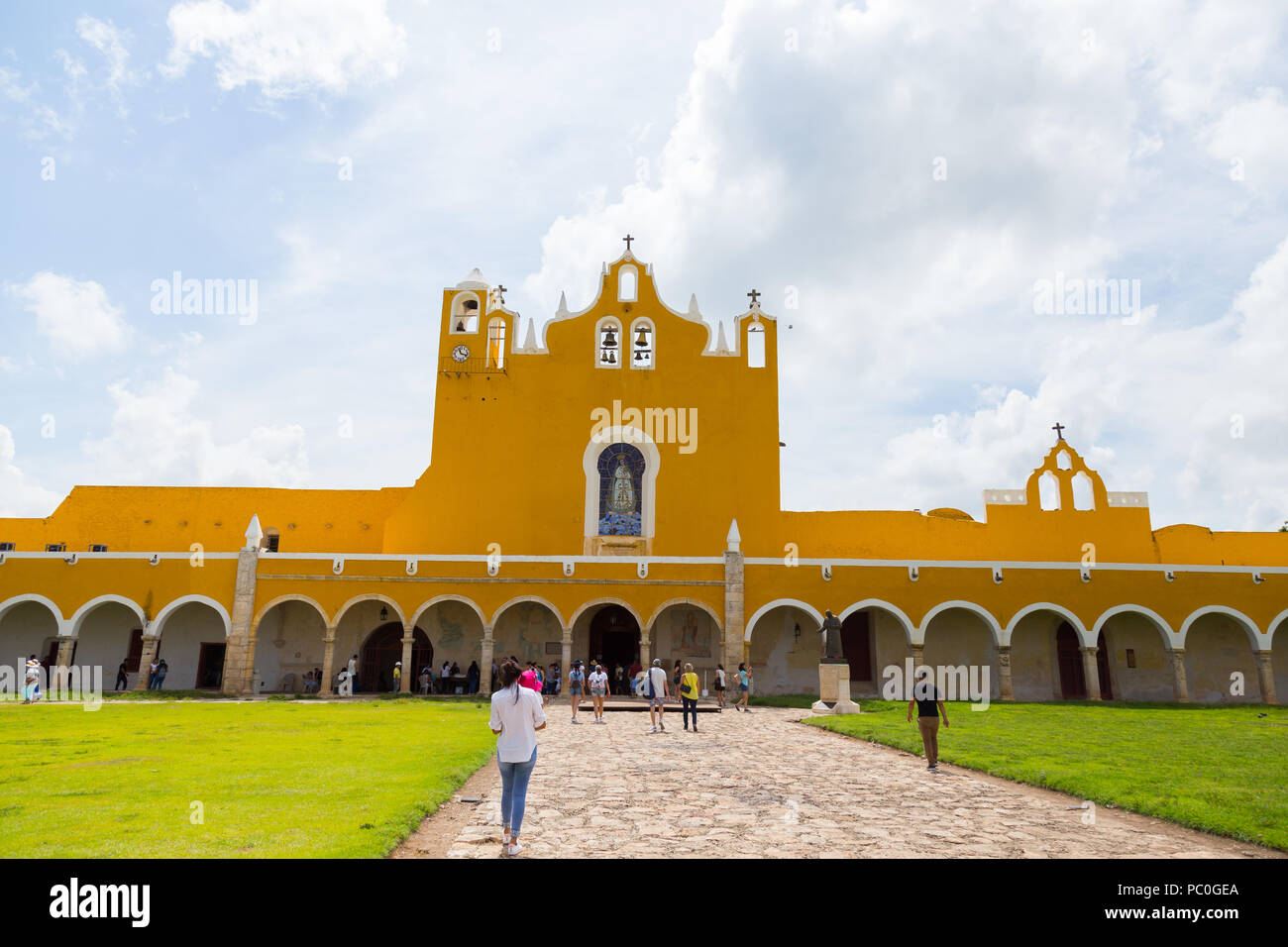 Atrium des San Antonio de Padua Kloster in 'magischen Stadt Izamal Halbinsel Yucatan Mexiko. Ist ein schönes Gelb lackiert Kloster, das 1561 fertiggestellt wurde. Stockfoto