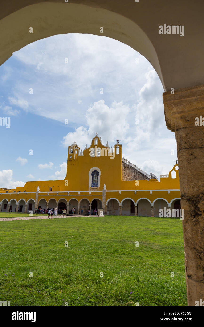 Arkaden des San Antonio de Padua Kloster in 'magischen Stadt Izamal Halbinsel Yucatan Mexiko. Ist ein schönes Gelb lackiert Kloster, das 1561 fertiggestellt wurde. Stockfoto