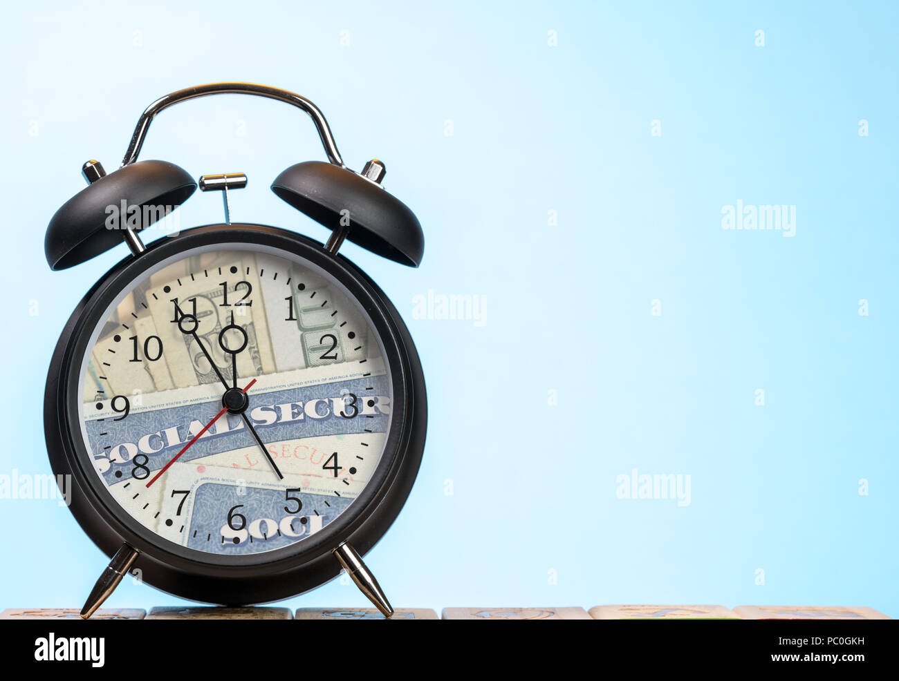 Wecker mit Gesicht von der Sozialen Sicherheit Karte ersetzt Stockfoto