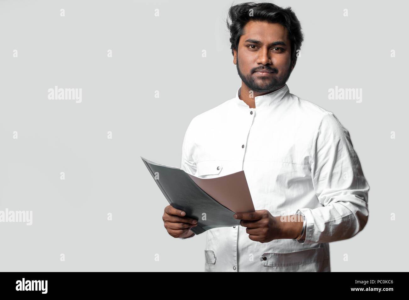 Erfahrenen Arzt aus Indien, Ordner und Dokumente. Fleißige hinduistische Arzt. Copyspace. qualifizierten Arzt, der eine Menge Leben gerettet hat. Kopieren Sie sp Stockfoto