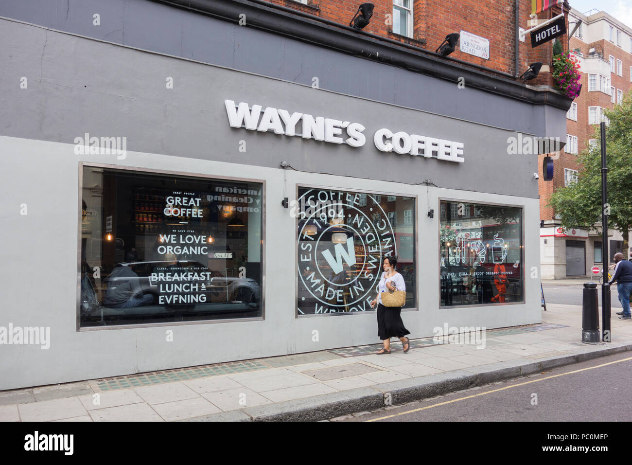 Wayne's Coffee die Schwedische basierten multi-national organic Kaffee Kette auf der Kensington High Street, London, UK Stockfoto