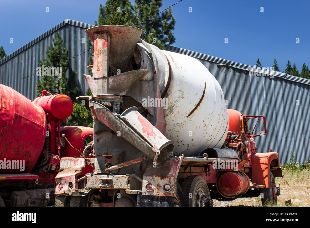 Alte Betonmischer Lkw in Schrotthändler Stockfoto