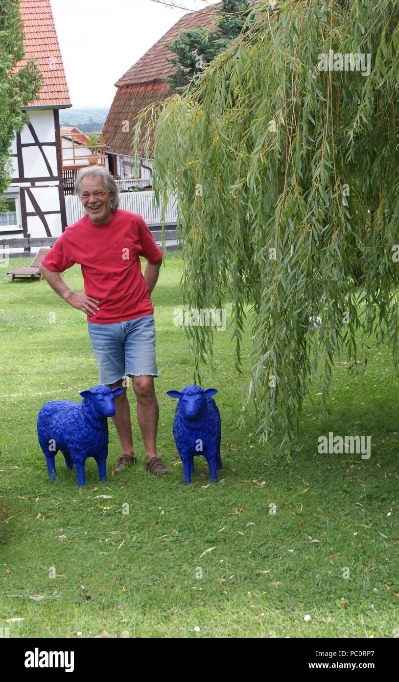 2 Blaue Schafe Als Zahlen Im Garten Sind Lustig Stockfoto Bild
