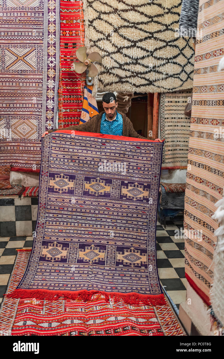 Teppich Händler zeigt eine marokkanische Teppich, der Souk in der Medina,  Fès, Marrakesch, Marokko, Afrika Stockfotografie - Alamy
