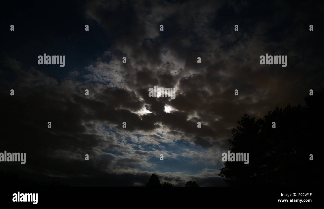 TN Nachthimmel Ende Juli bei Bewölkung Stockfoto