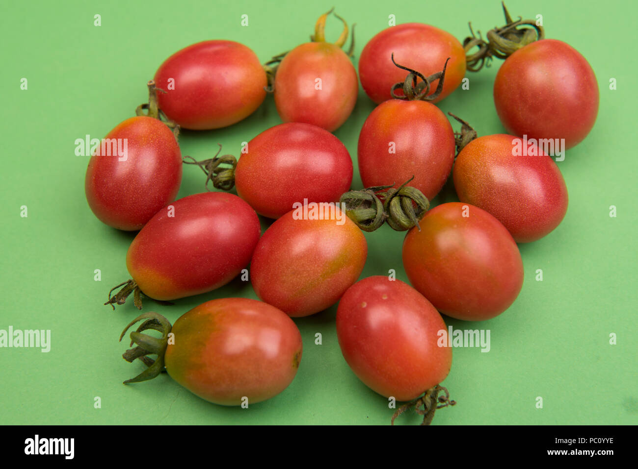 Kirschtomaten auf bunten Hintergründen Stockfoto