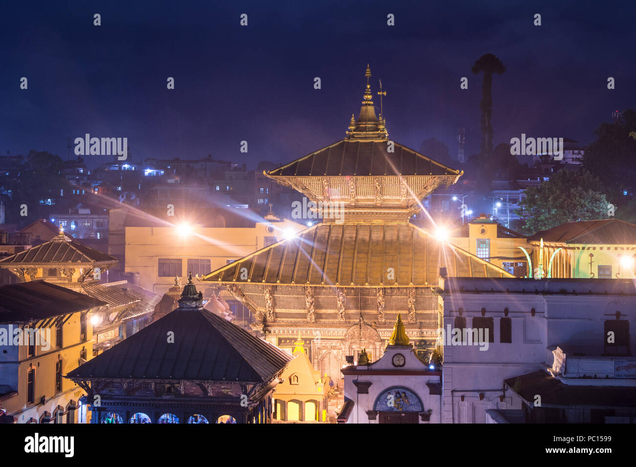 Schöne Nacht Licht golden Pashupatinath Tempel Stockfoto