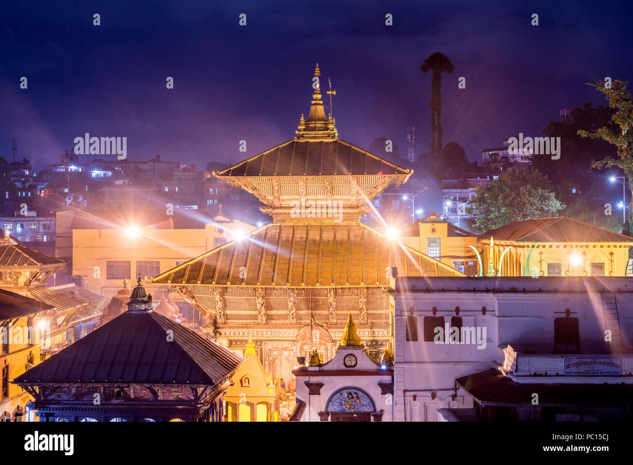 Schöne Nacht Licht golden Pashupatinath Tempel Stockfoto