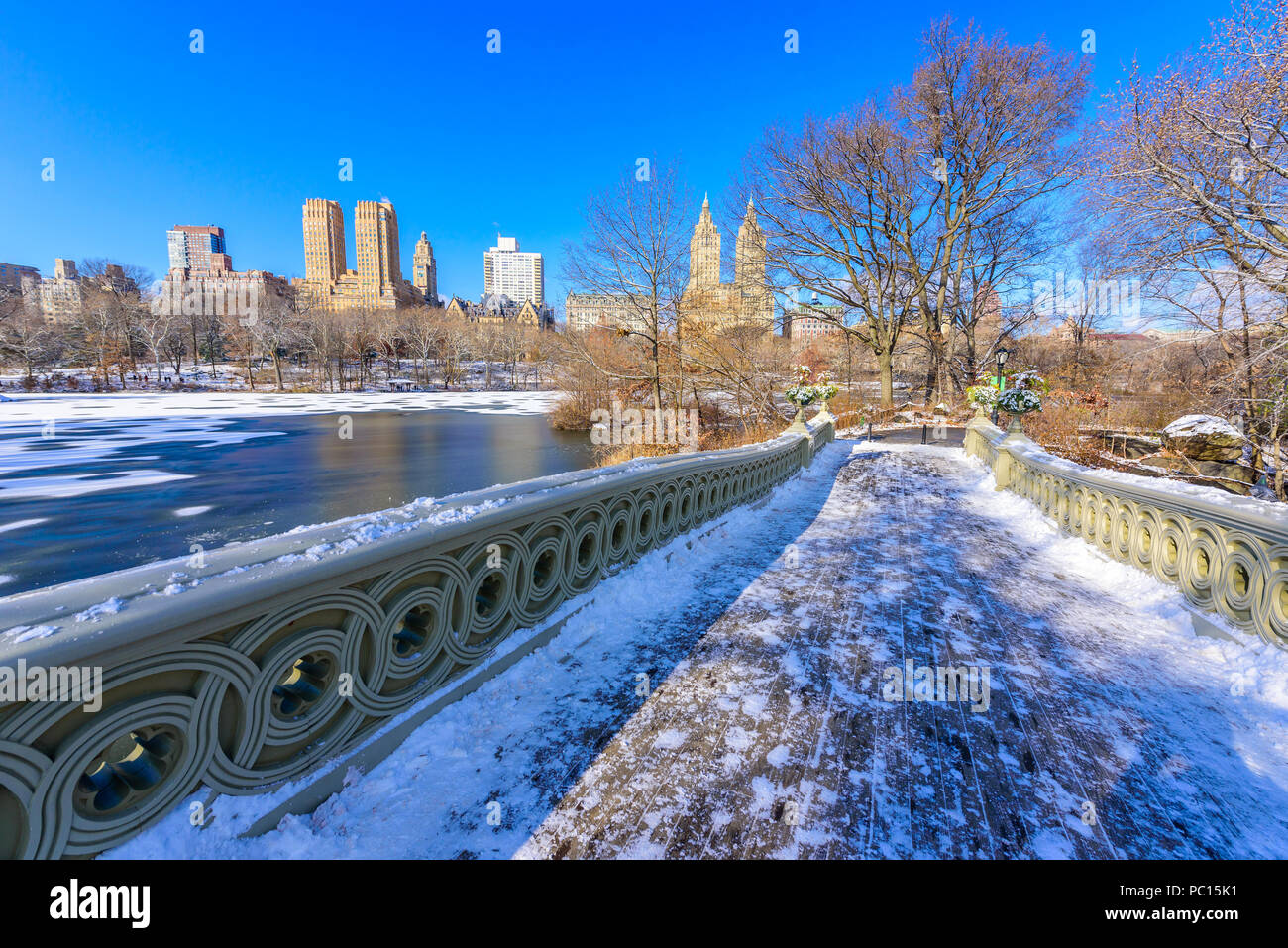 Bogen Brücke im Winter an sonnigen Tag, Central Park, Manhattan, New York City, USA Stockfoto