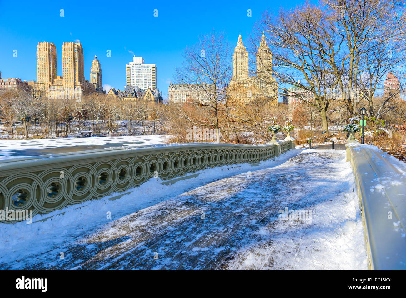 Bogen Brücke im Winter an sonnigen Tag, Central Park, Manhattan, New York City, USA Stockfoto