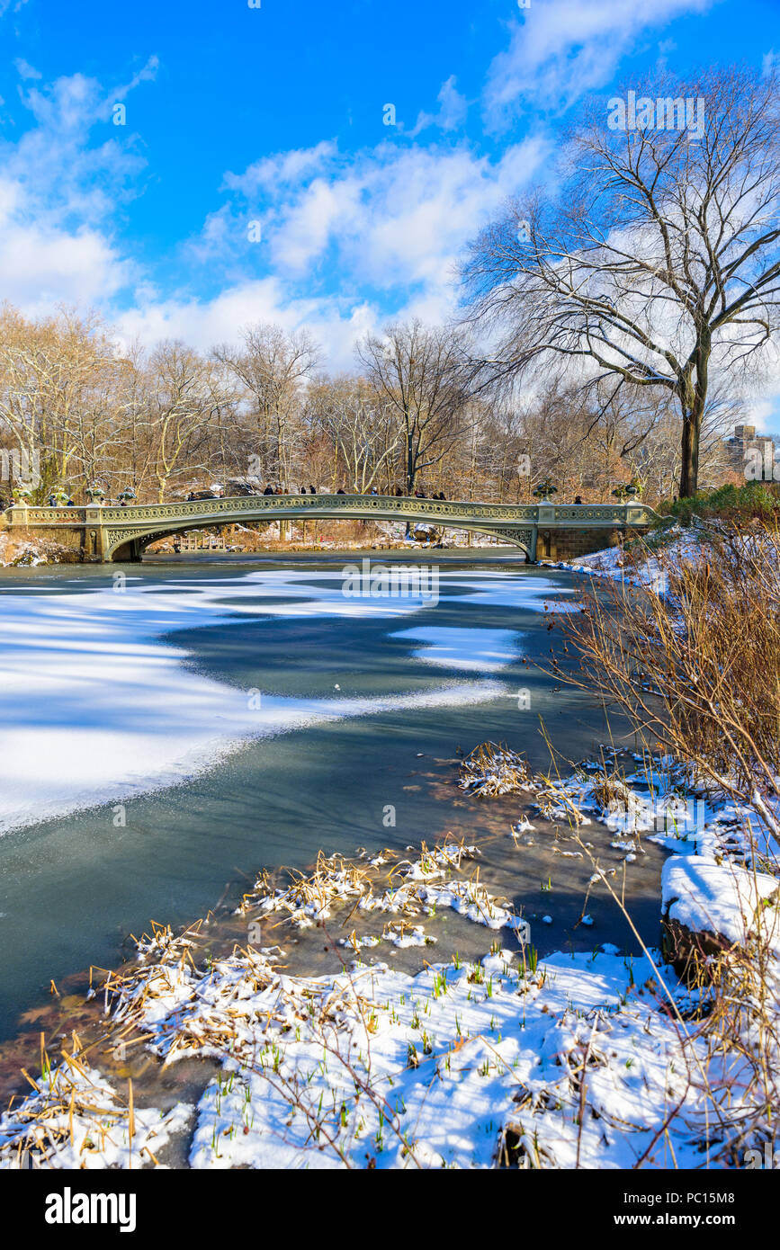 Bogen Brücke im Winter an sonnigen Tag, Central Park, Manhattan, New York City, USA Stockfoto