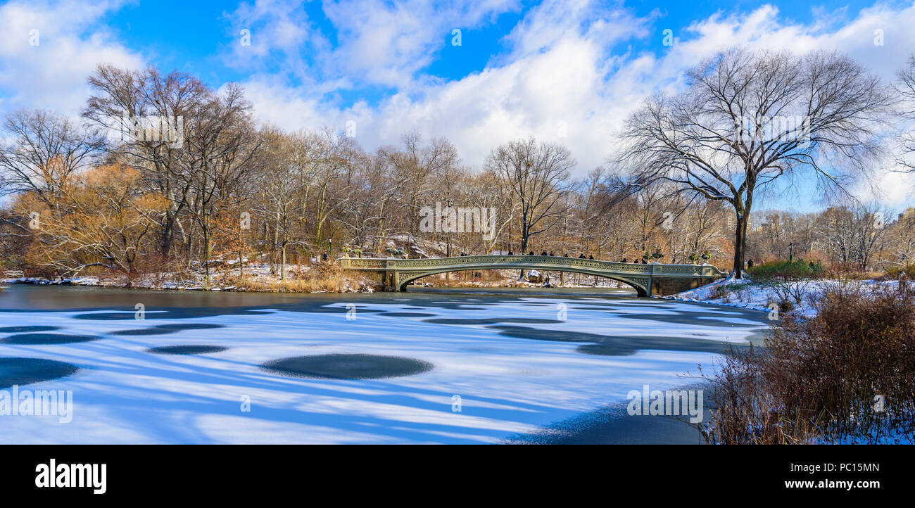 Bogen Brücke im Winter an sonnigen Tag, Central Park, Manhattan, New York City, USA Stockfoto
