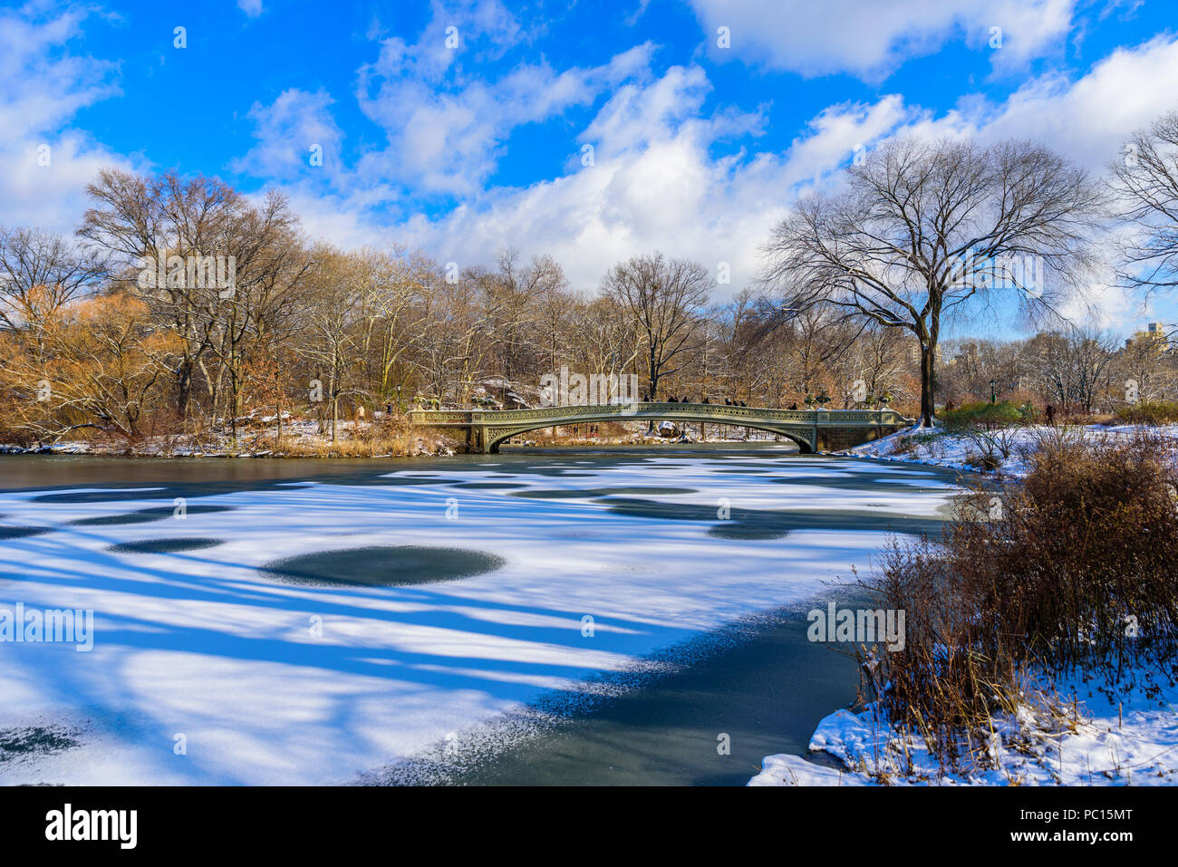 Bogen Brücke im Winter an sonnigen Tag, Central Park, Manhattan, New York City, USA Stockfoto