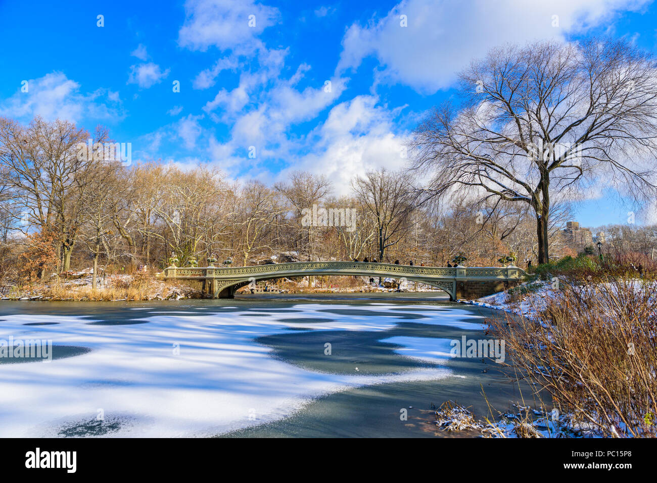 Bogen Brücke im Winter an sonnigen Tag, Central Park, Manhattan, New York City, USA Stockfoto