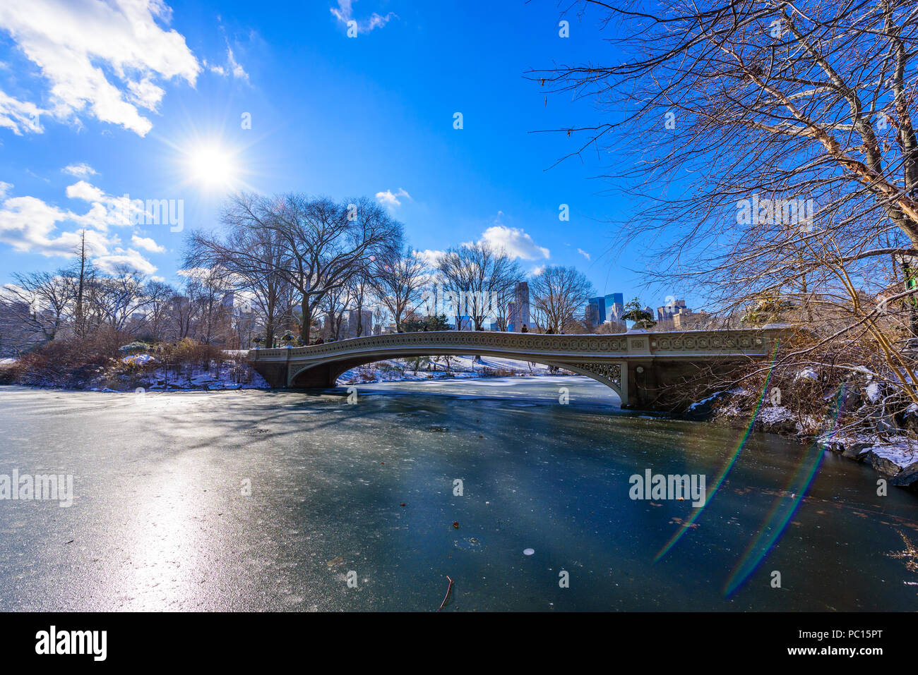 Bogen Brücke im Winter an sonnigen Tag, Central Park, Manhattan, New York City, USA Stockfoto