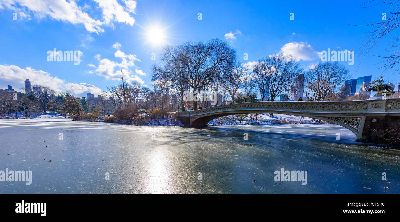 Bogen Brücke im Winter an sonnigen Tag, Central Park, Manhattan, New York City, USA Stockfoto
