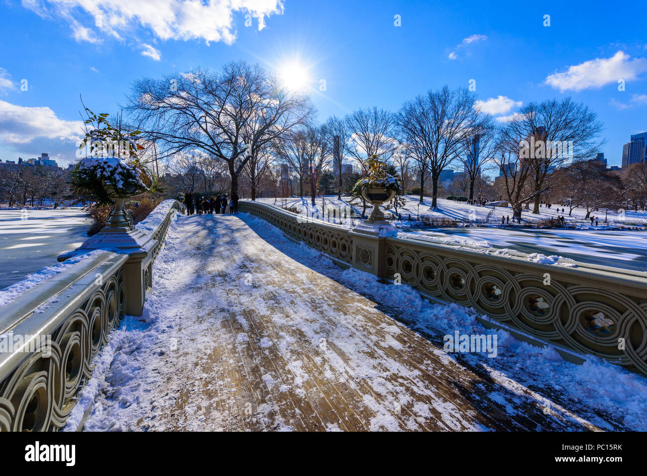 Bogen Brücke im Winter an sonnigen Tag, Central Park, Manhattan, New York City, USA Stockfoto