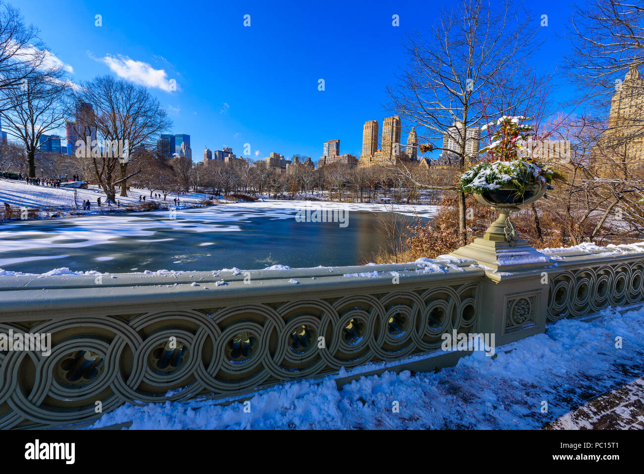 Bogen Brücke im Winter an sonnigen Tag, Central Park, Manhattan, New York City, USA Stockfoto