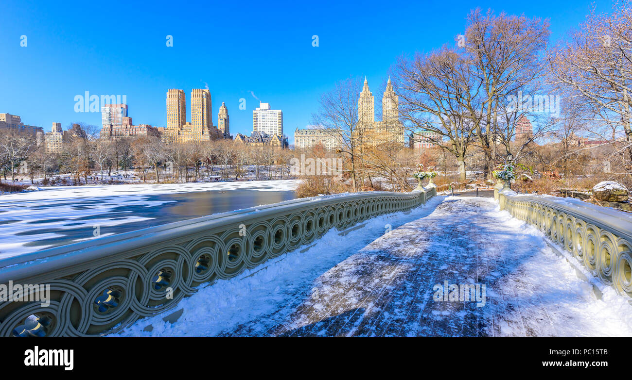 Bogen Brücke im Winter an sonnigen Tag, Central Park, Manhattan, New York City, USA Stockfoto