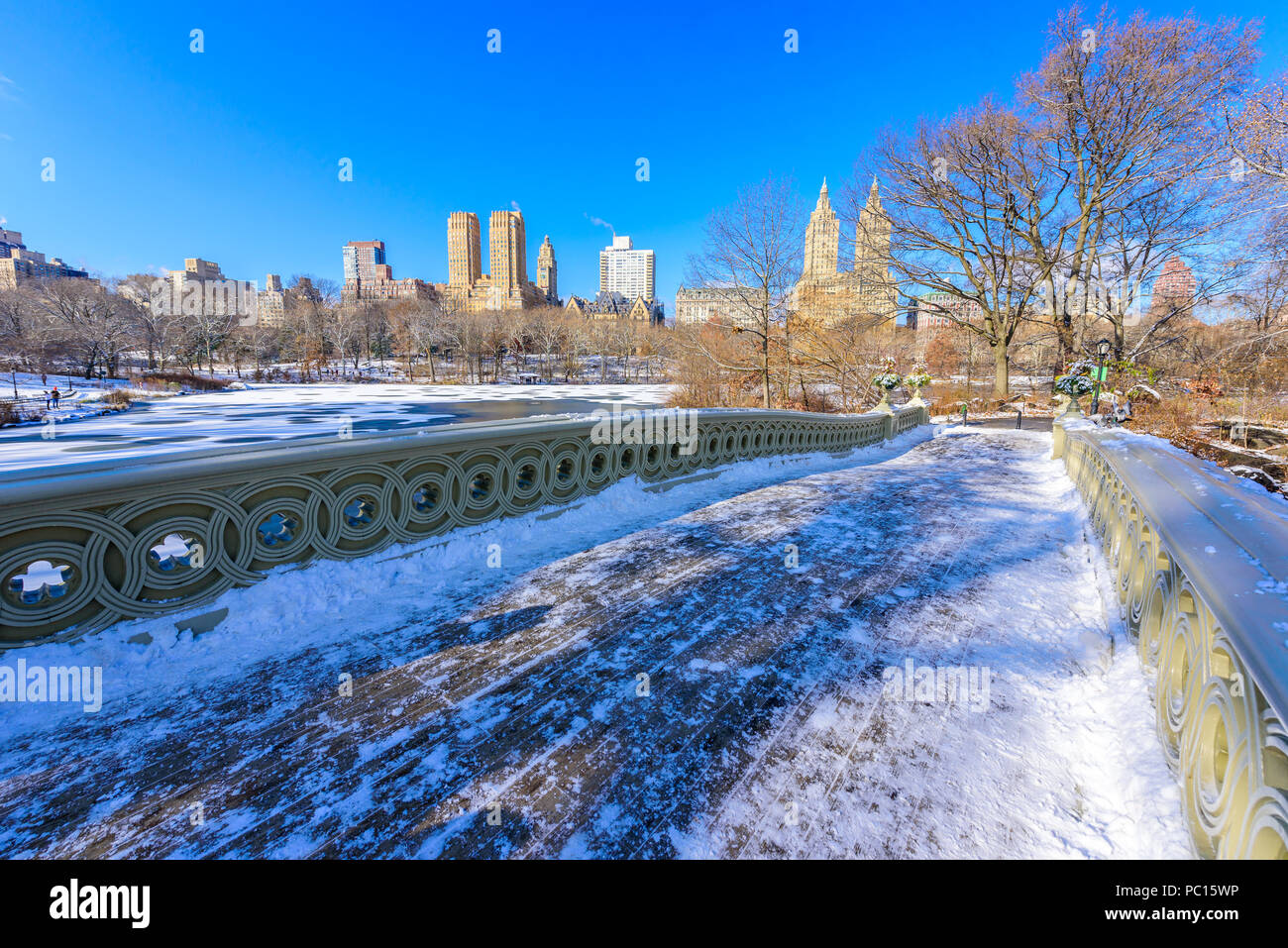 Bogen Brücke im Winter an sonnigen Tag, Central Park, Manhattan, New York City, USA Stockfoto