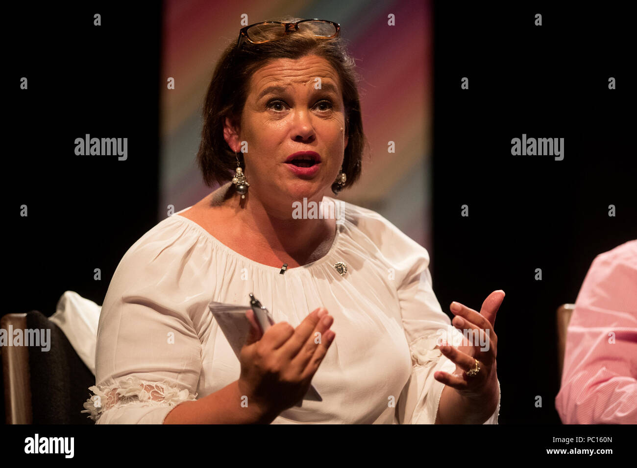 Sinn Fein Präsident Mary Lou McDonald während der Belfast Stolz politische Debatte auf der Mac-Theater in Belfast, die ein breites Spektrum von Fragen der Gleichberechtigung in Nordirland Teil des Belfast 2018 Pride Festival. Stockfoto