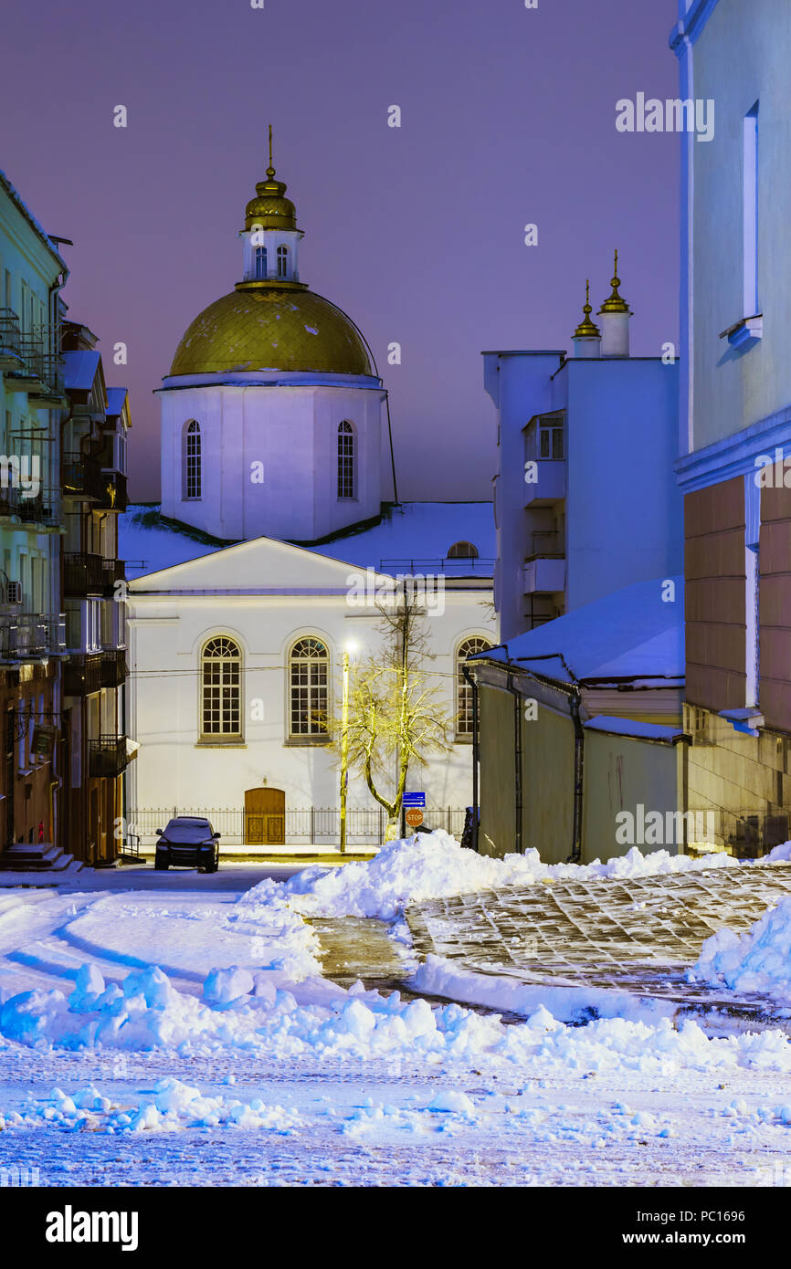 Winter Night Street von Polotsk und Heiligen Dreikönigstag Kathedrale, Weißrussland Stockfoto
