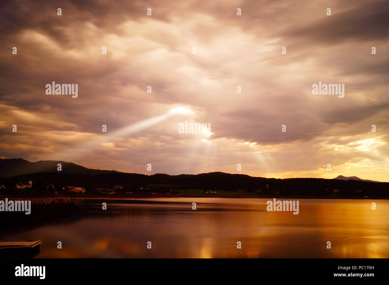 Sonne bricht durch Wolken Stockfoto