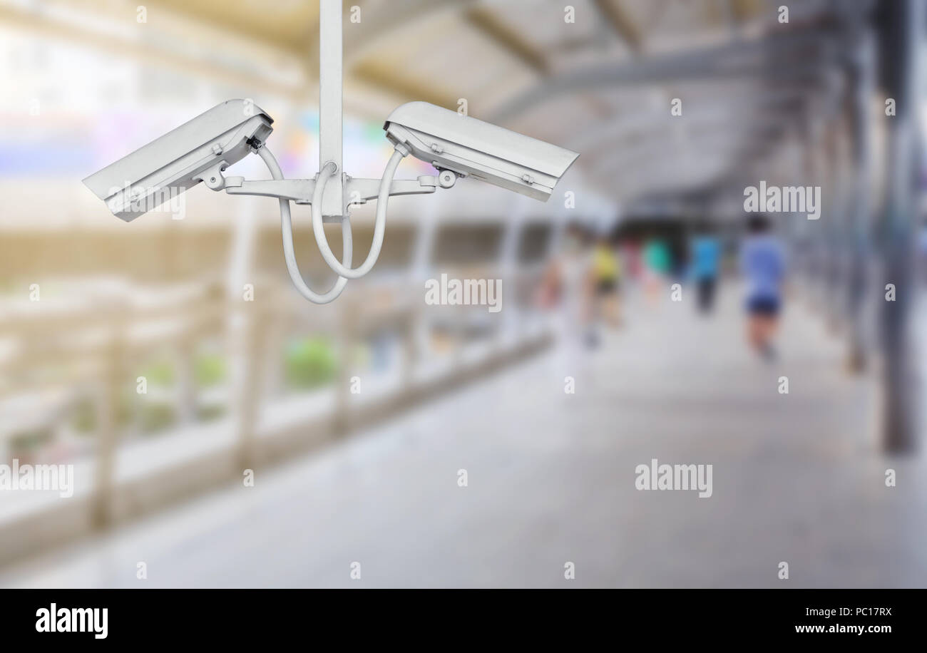 CCTV-Kamera oder Überwachung, die mit Leuten auf Weg Stockfoto