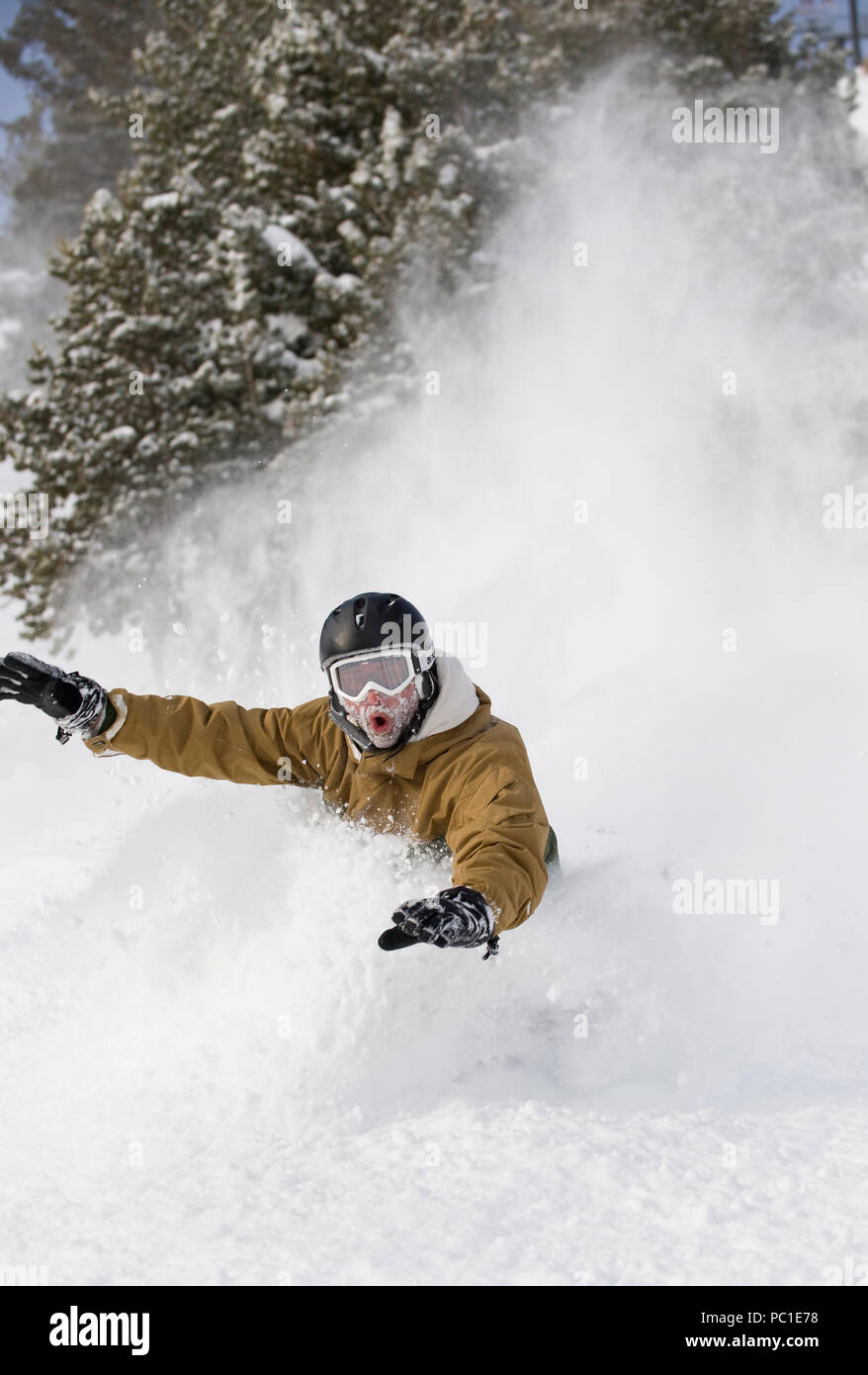 Happy snowboarder Reiten untracks frischen Pulverschnee Nahaufnahme. Stockfoto