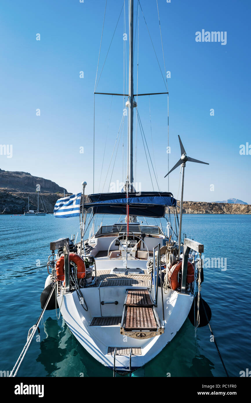 Das ist ein Bild der Stern von einem Segelboot anchord im Hafen von Rhodos Griechenland. Die passanges gangplack Fast abgesenkt wird, um an Bord zu nehmen. Stockfoto