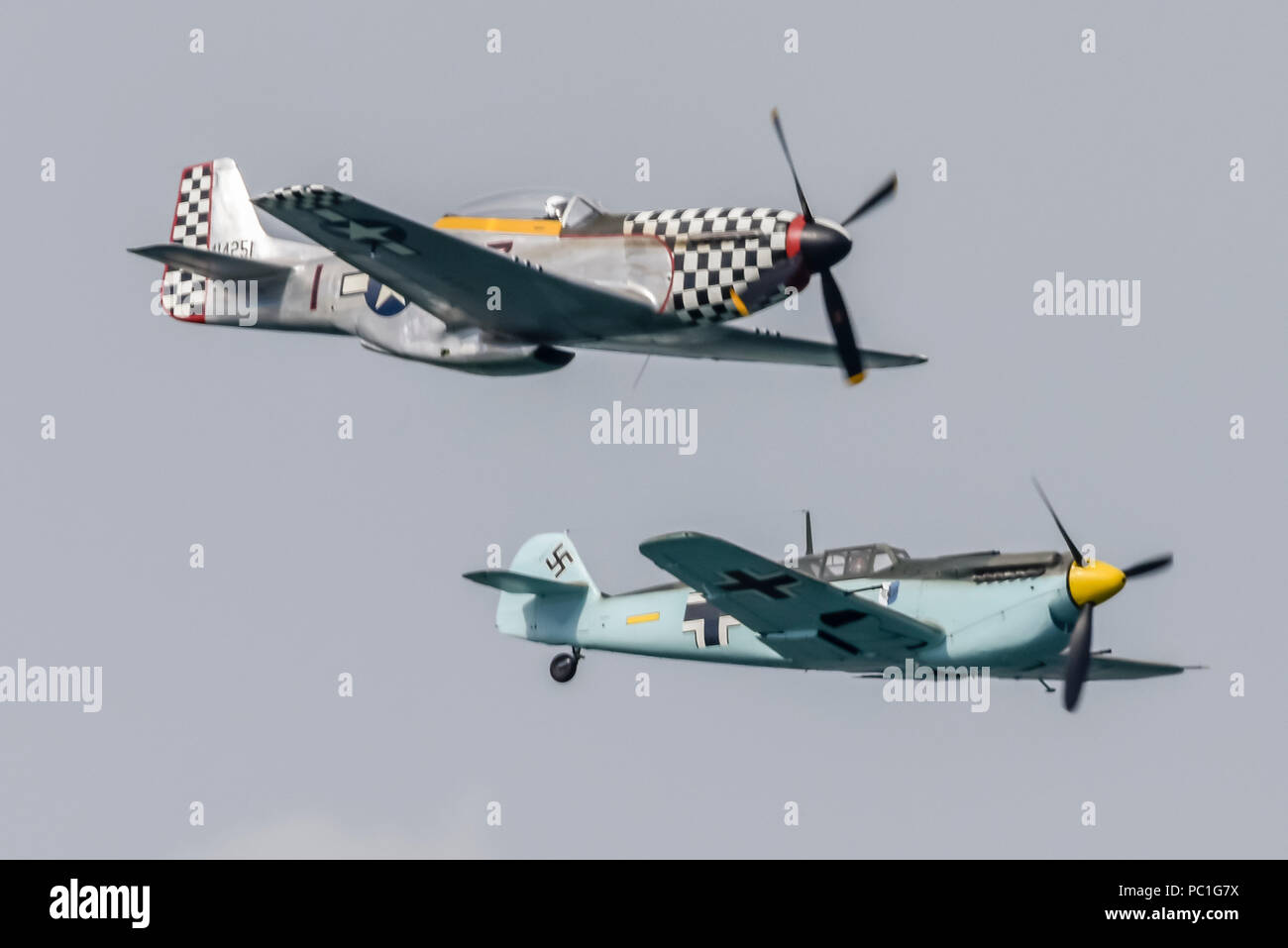 Hispano HA-1112-M1L 'Buchon' Messerschmitt ME 109 G - AWHM 1958 gebaut und des ehemaligen Spanischen Luftwaffe, neben einer 1940 TF-51D Mustang 414251 G-TFSI (im Gegensatz Maria) in Duxford stationiert. Stockfoto