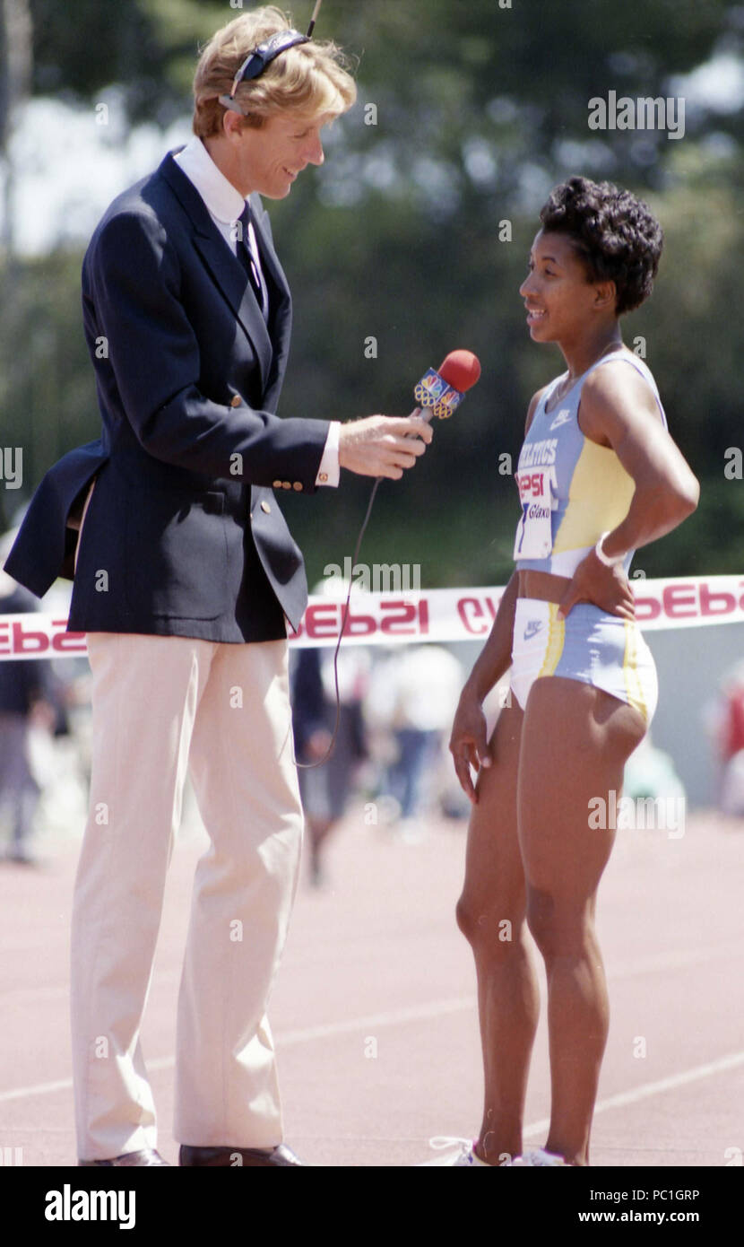 Dwight Edwin Steine interviewen Athleten bei der Schiene und im Feld Ereignis in Los Angeles, 1987. Stockfoto