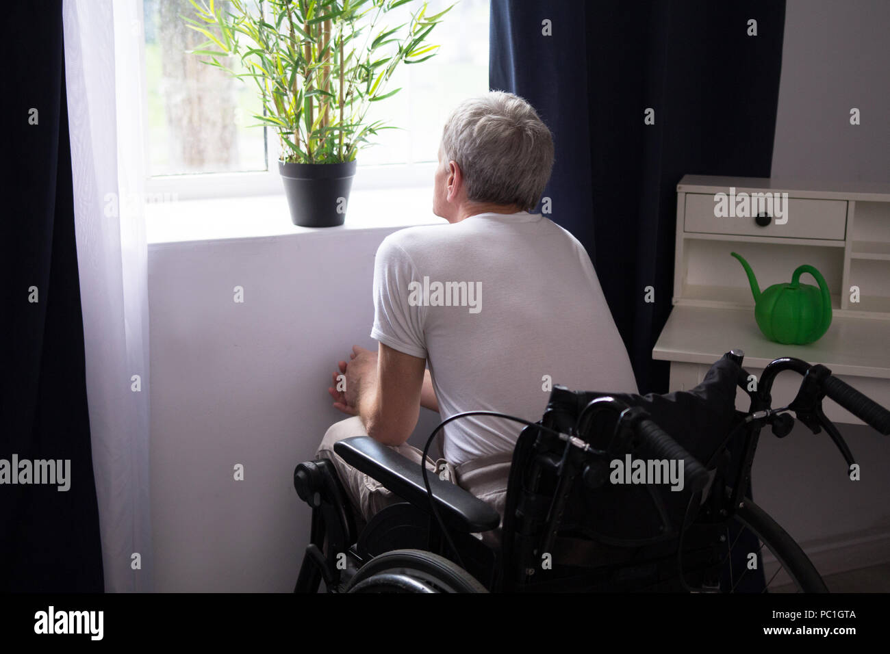 Behinderte Menschen Bewässerung Haus Anlage. Stockfoto