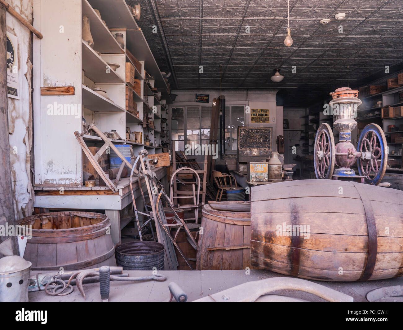 Im Inneren des Boone Store und Lager (?), Bodie Ghost Town, Bodie State Historic Park, Kalifornien. Stockfoto