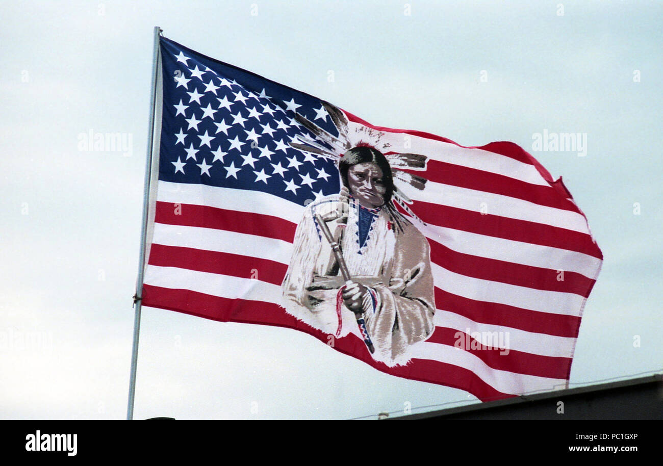 Us-Flagge prangt mit einem Indianischen Stockfoto