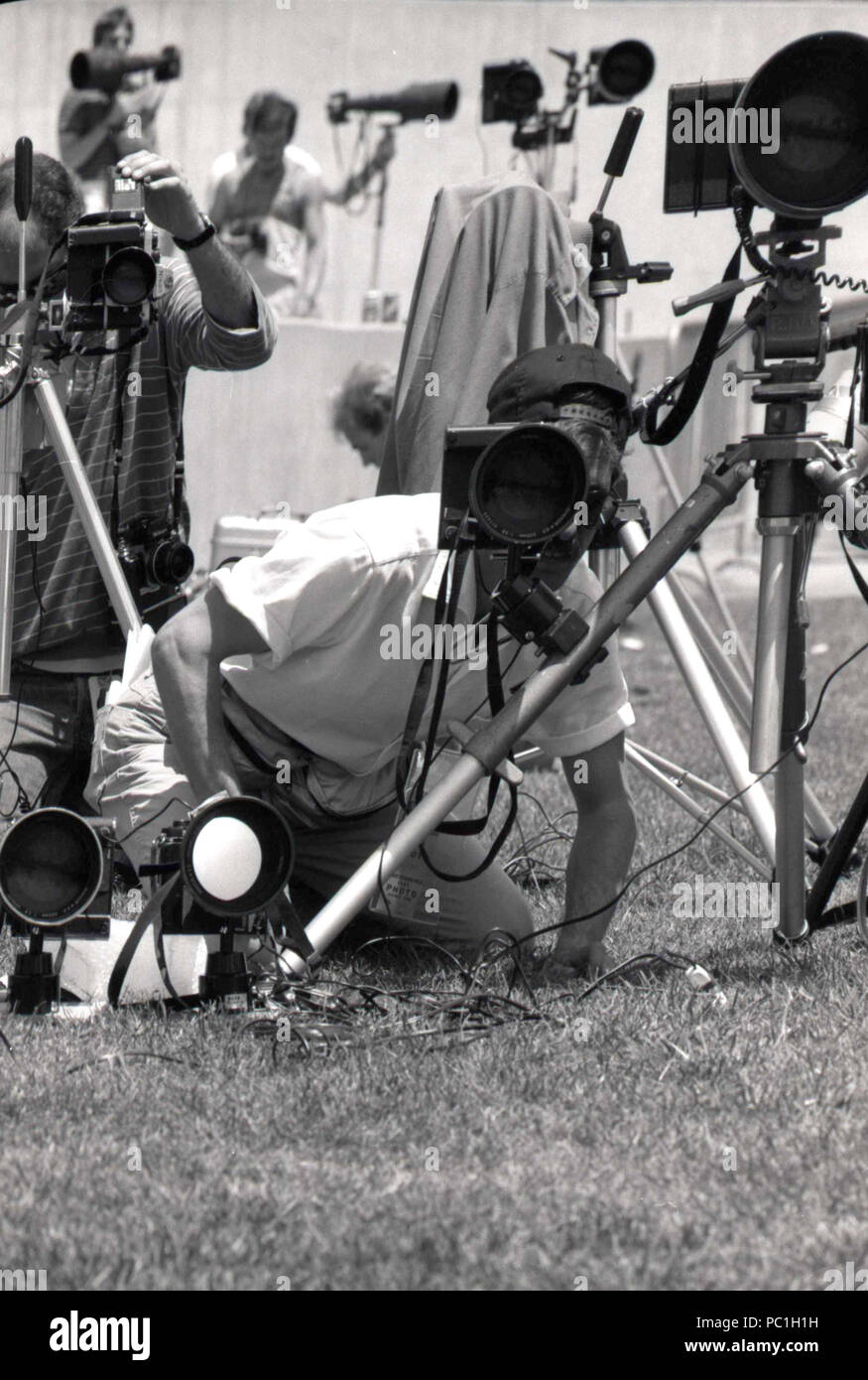 Fotojournalisten einrichten ihre Kameras während des Sports event, 1990 s Stockfoto