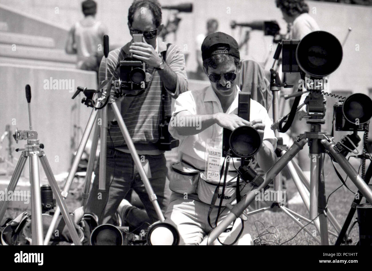 Fotojournalisten einrichten ihre Kameras während des Sports event, 1990 s Stockfoto