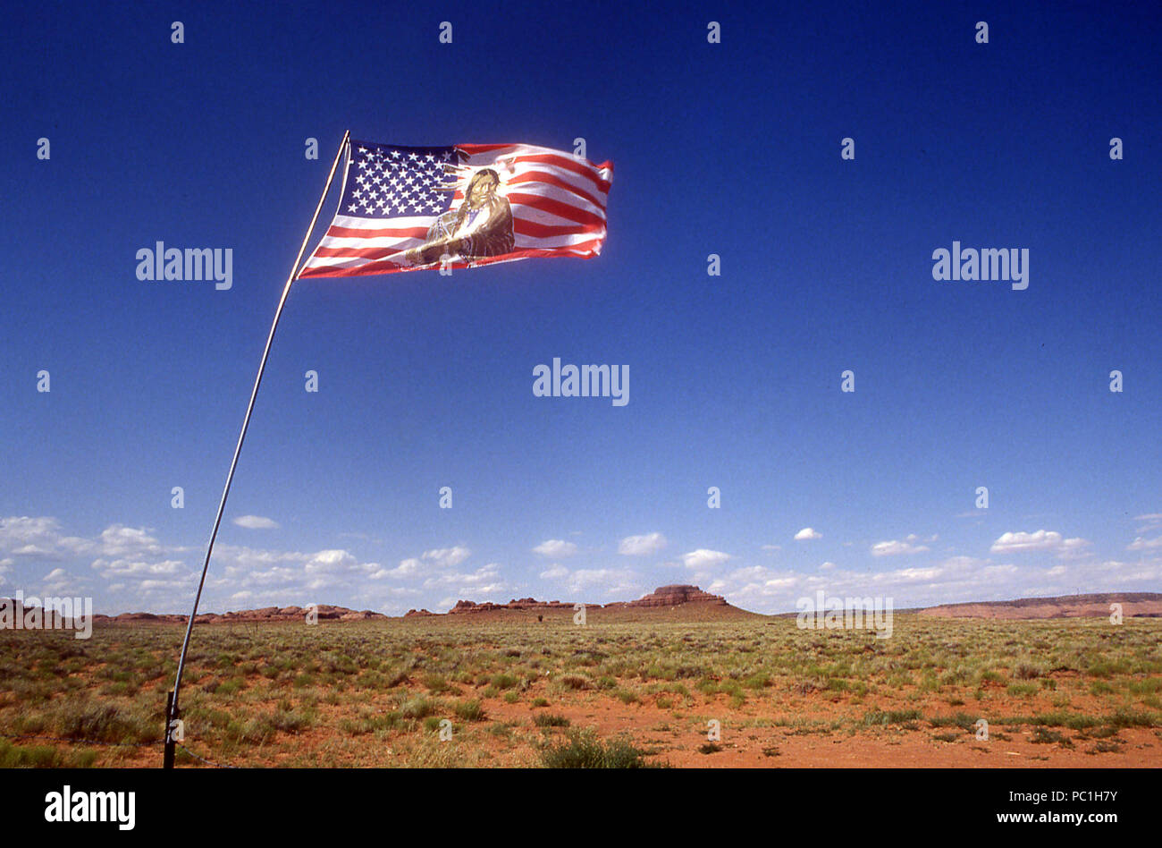 Us-Flagge mit einem Indianischen winken in den westlichen USA blasoniert Stockfoto