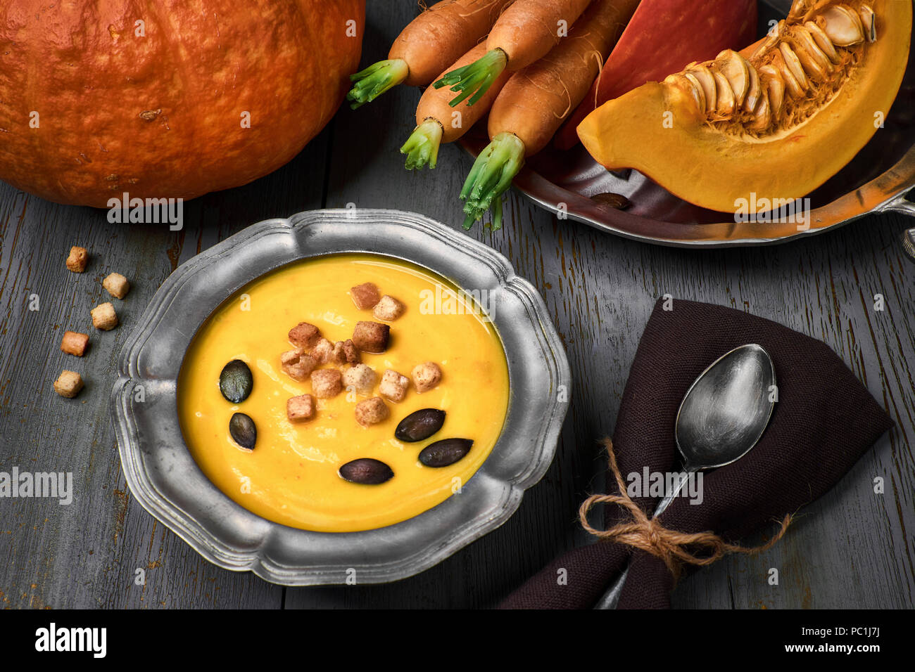 Lecker Kürbis und Karotten creme Suppe mit Croutons und Kürbiskerne in ...