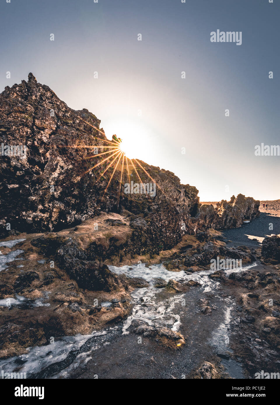 Djúpalónssandur Sun Star oder der schwarzen Lava Pearl Beach auf der Halbinsel Snaefellsnes in Island. Stockfoto