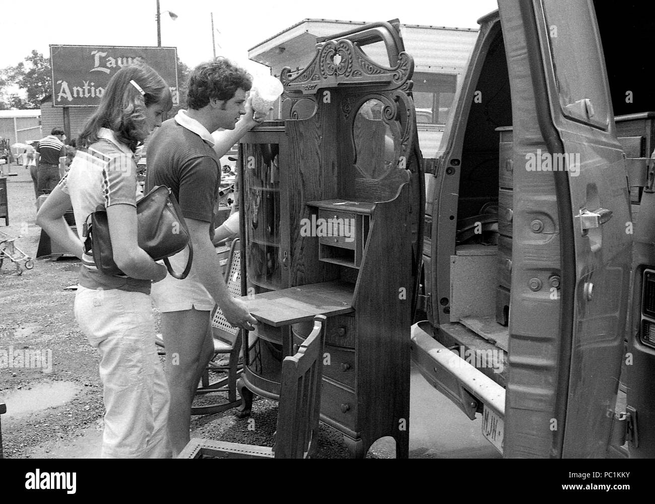 Junges Paar an alte Möbel auf einem Flohmarkt in Connecticut, 1982 suchen Stockfoto
