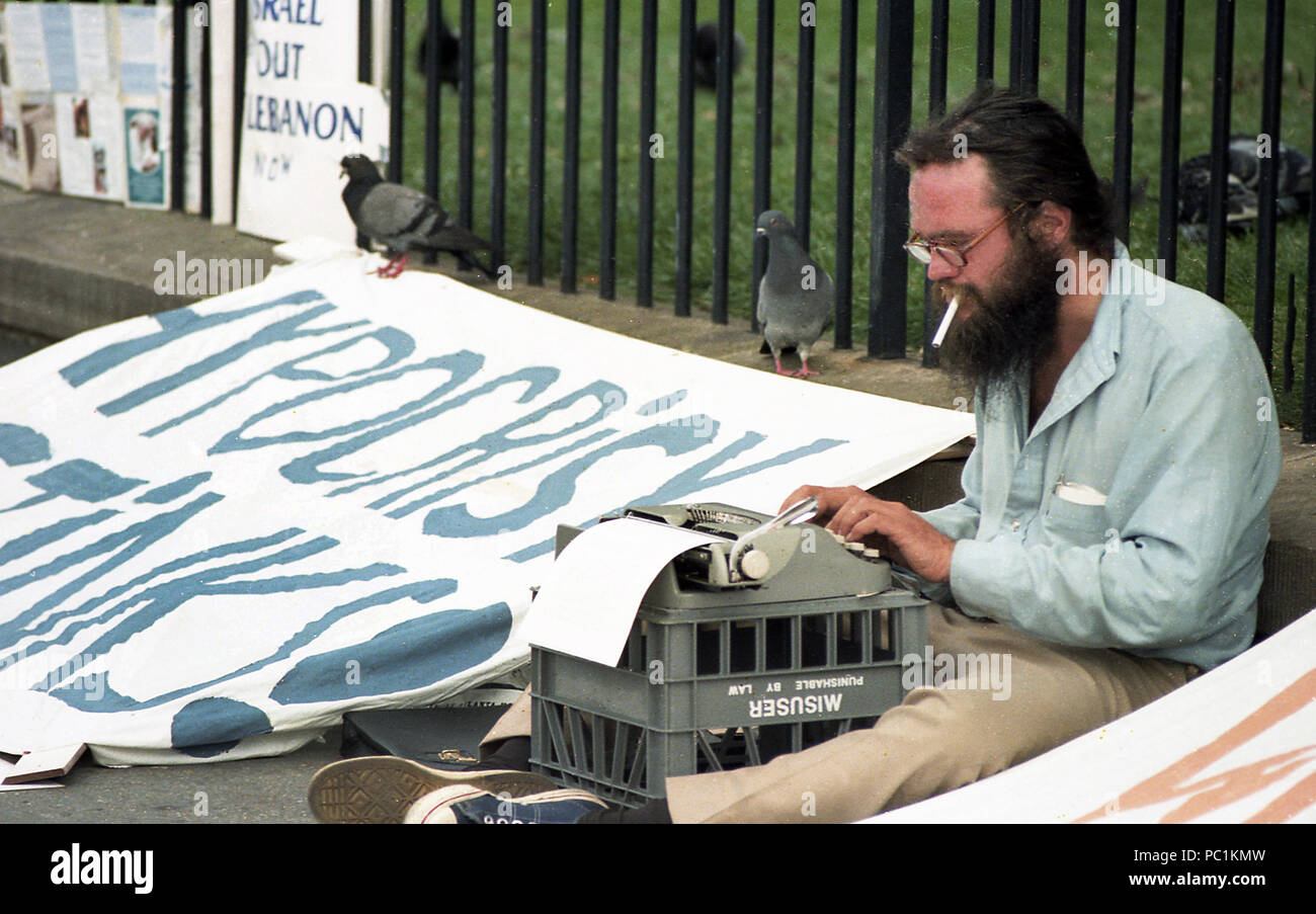 Journalist für einen Protest vor dem Weißen Haus, und Sie seine Geschichte auf der Stelle. Washington D.C., 1982. Stockfoto